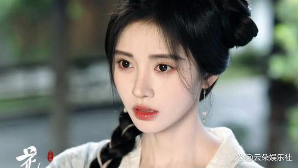 灯花笑鞠婧祎：璀璨星途中的温柔光芒